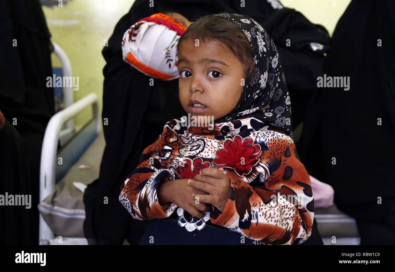 Sanaa, Yemen. Xii gen, 2019. Una ragazza spostato dalla città portuale di Hodeiha. è visto in una malnutrizione care Center in Sanaa, Yemen, il 12 gennaio 2019. Un totale di 1,427 bambini sono stati verificati per sono stati uccisi o feriti in attacchi in Yemen lo scorso anno, secondo le Nazioni Unite. Credito: Mohammed Mohammed/Xinhua/Alamy Live News Foto Stock