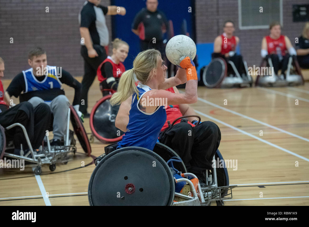 Brentwood, Essex, 12 gennaio 2019 la Gran Bretagna Rugby in carrozzina divisione concorrenza tre Solent Hammerheads (rosso) vs. Brighton Buccaneers (blu) al credito Ian Davidson/Alamy Live News Foto Stock