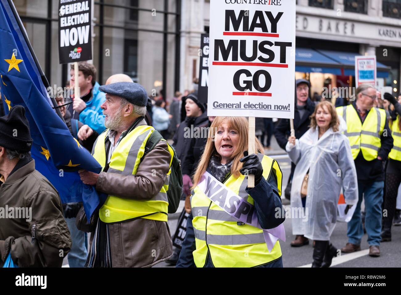 Londra, Regno Unito. Il 12 gennaio 2019. Migliaia di persone hanno marzo a Londra il sabato 12 gennaio, 2019 per protestare contro il governo conservatore e di chiamare per un elezione generale sotto lo striscione "Elezioni generali ora". Credito: Christopher Middleton/Alamy Live News Foto Stock