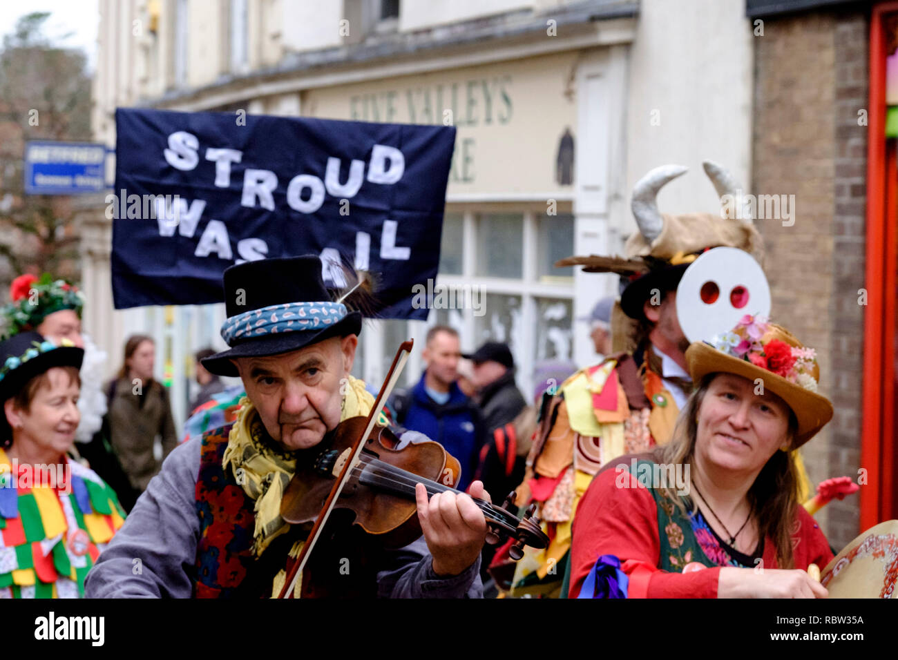 Stroud, Gloucestershire, Regno Unito. 12 gennaio 2019. Le strade di Stroud sono piene di cantanti, ballerini e mummers che celebrano la tromba di Stroud. Le processioni vagano per la città e i gruppi dimostrano il loro vecchio mestiere inglese nei mercati e nei cantieri della chiesa. Gli amanti dello shopping e i visitatori del sabato si fermano e si meravigliano. La città di Cotswold ospita questo evento della comunità. Foto Stock