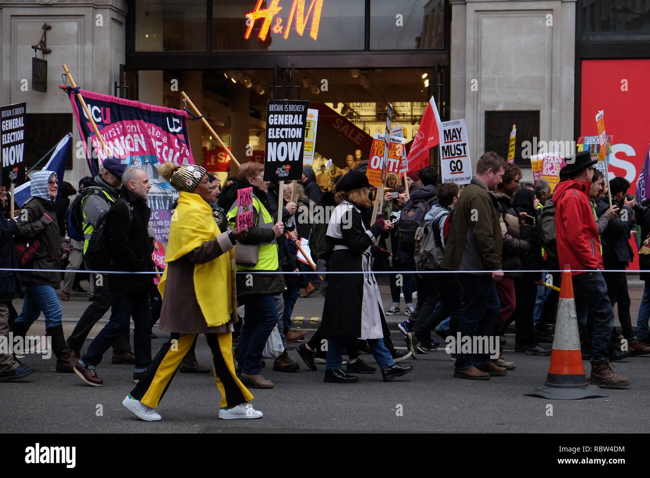 Londra, Regno Unito. Il 12 gennaio, 2019. I manifestanti da entrambi i lati dello spettro politico a Londra adottare quella di indossare giubbotti di giallo Credito: Londonphotos/Alamy Live News Foto Stock