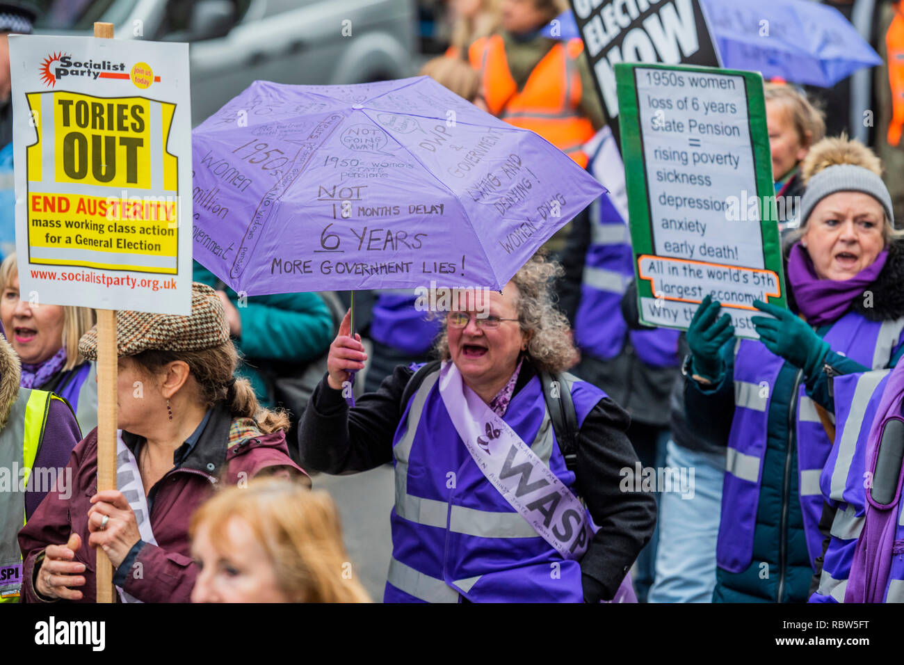 Londra, Regno Unito. Il 12 gennaio, 2019. Le donne di Waspi, contro l'ingiustizia pensione - La Gran Bretagna è rotto - Elezioni generali ora! Iniziato al di fuori della BBC Portland Place. Una versione per il Regno Unito del Giubbotto giallo protesta organizzata dall'Assemblea popolare contro austerità. Le campagne contro tutti i tagli non meno o più lento di tagli. Nessuna privatizzazione. Nessuna colpevolizzazione razzista. N. di sfratti. Credito: Guy Bell/Alamy Live News Foto Stock