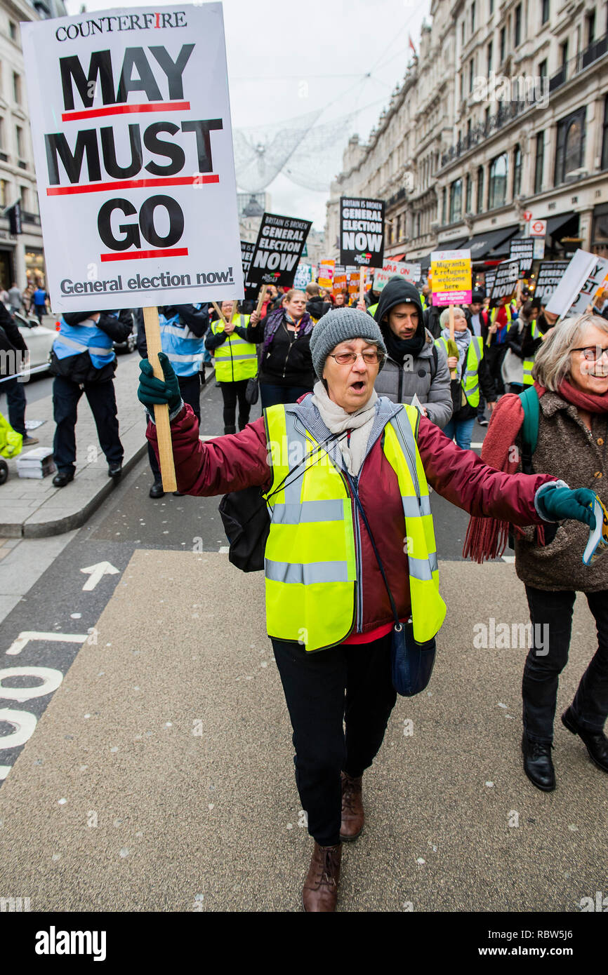 Londra, Regno Unito. Il 12 gennaio, 2019. La Gran Bretagna è rotto - Elezioni generali ora! Iniziato al di fuori della BBC Portland Place. Una versione per il Regno Unito del Giubbotto giallo protesta organizzata dall'Assemblea popolare contro austerità. Le campagne contro tutti i tagli non meno o più lento di tagli. Nessuna privatizzazione. Nessuna colpevolizzazione razzista. N. di sfratti. Credito: Guy Bell/Alamy Live News Foto Stock