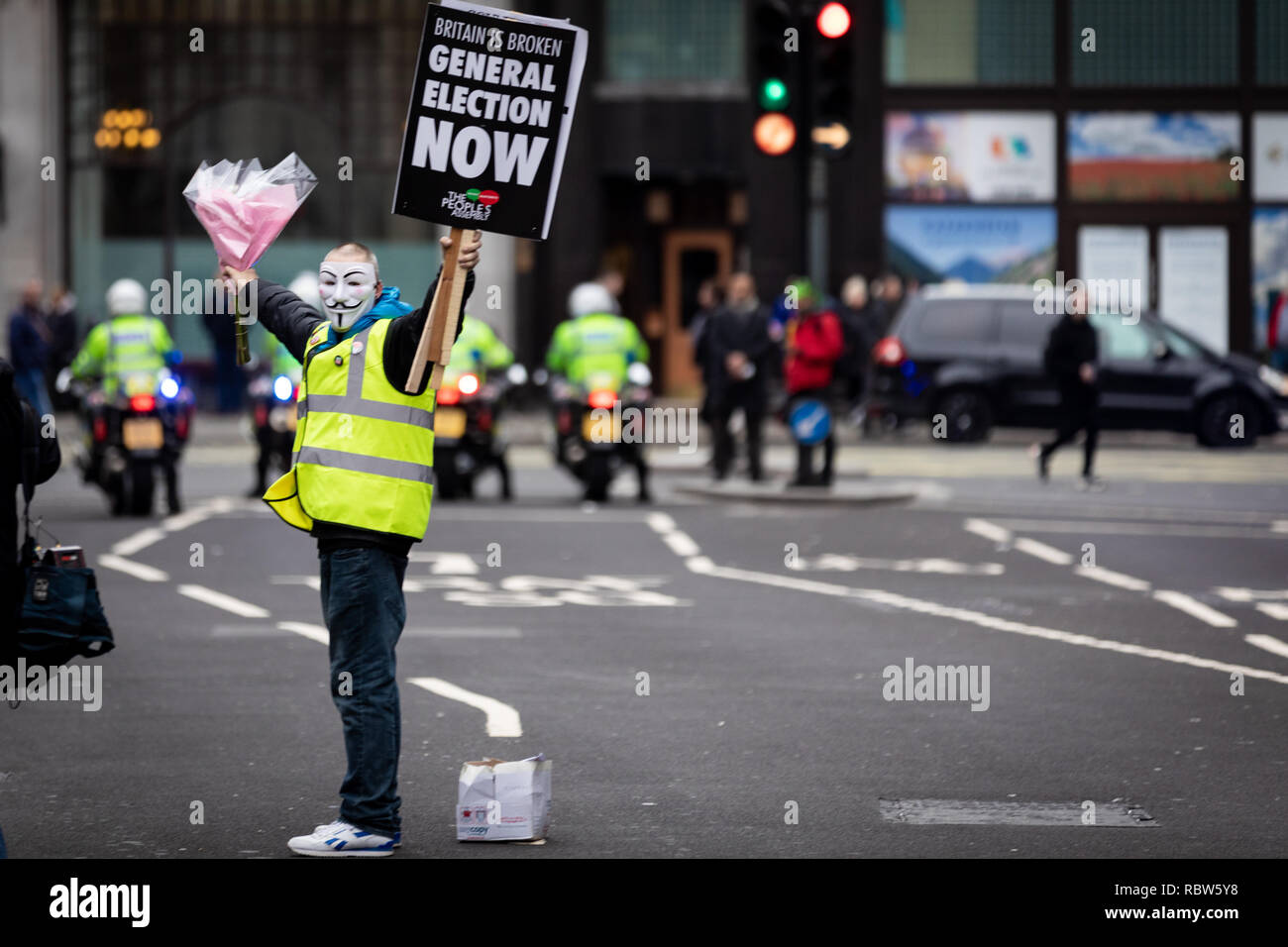 Londra, Regno Unito. Xii gen, 2019. Centinaia di dimostranti si sono riuniti nella città di marzo sotto lo slogan La Gran Bretagna è rotto, che ha visto il giallo movimento giubbotti di venire al Regno Unito. Il giubbotto giallo movimento è stato adottato da sia a sinistra che a destra le parti che più tardi si scontrarono in Trafalgar Square. Credito: Andy Barton/Alamy Live News Foto Stock