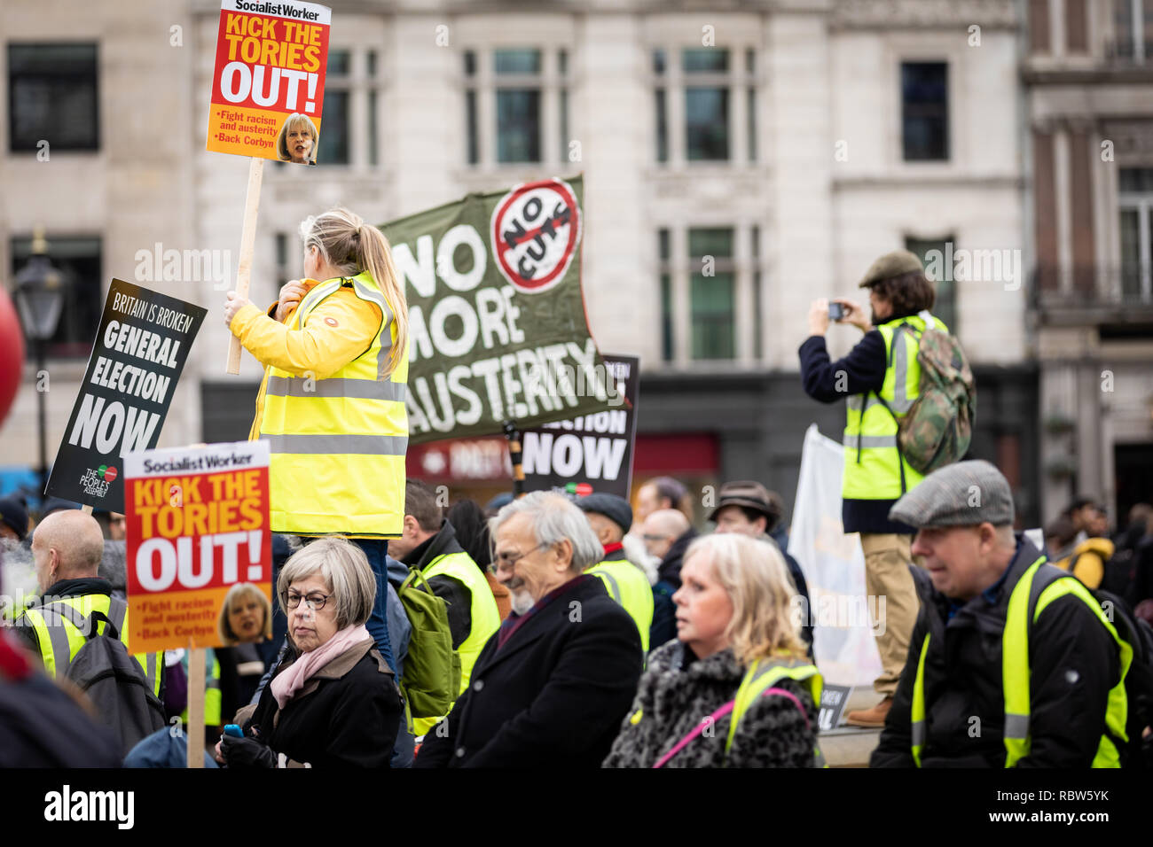 Londra, Regno Unito. Xii gen, 2019. Centinaia di dimostranti si sono riuniti nella città di marzo sotto lo slogan La Gran Bretagna è rotto, che ha visto il giallo movimento giubbotti di venire al Regno Unito. Il giubbotto giallo movimento è stato adottato da sia a sinistra che a destra le parti che più tardi si scontrarono in Trafalgar Square. Credito: Andy Barton/Alamy Live News Foto Stock