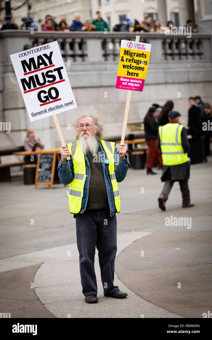 Londra, Regno Unito. Xii gen, 2019. Centinaia di dimostranti si sono riuniti nella città di marzo sotto lo slogan La Gran Bretagna è rotto, che ha visto il giallo movimento giubbotti di venire al Regno Unito. Il giubbotto giallo movimento è stato adottato da sia a sinistra che a destra le parti che più tardi si scontrarono in Trafalgar Square. Credito: Andy Barton/Alamy Live News Foto Stock