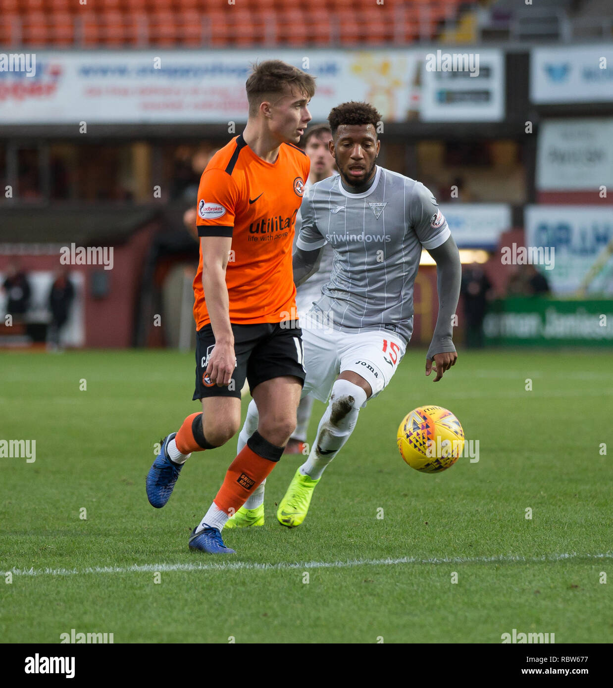 Tannadice Park, Dundee, Regno Unito. Xii gen, 2019. Campionato scozzese di calcio, Dundee United versus Dunfermline Athletic; Matthew Smith di Dundee United e Myles Hippolyte di Dunfermline Athletic Credito: Azione Sport Plus/Alamy Live News Foto Stock