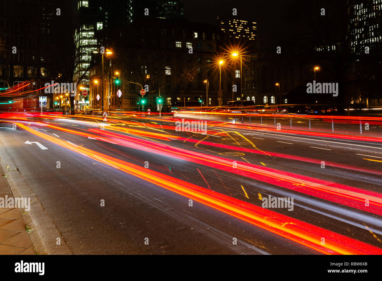 Immagine di luce percorsi di traffico di auto nella città di notte Foto Stock