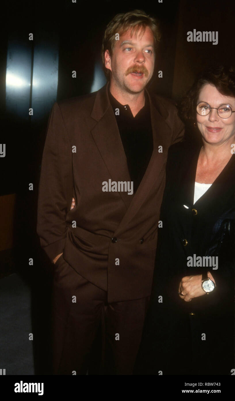 LOS ANGELES, CA - 17 agosto: Attore Kiefer Sutherland e attrice Shirley Douglas assistere "l'ultima luce' Premiere il 17 agosto 1993 a direttore's Guild of America Theatre di Los Angeles, California. Foto di Barry re/Alamy Stock Photo Foto Stock