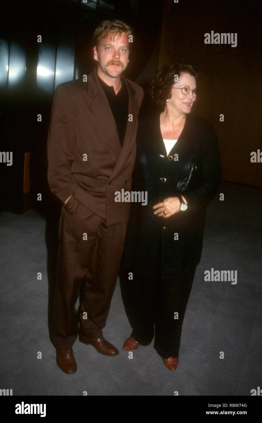 LOS ANGELES, CA - 17 agosto: Attore Kiefer Sutherland e attrice Shirley Douglas assistere "l'ultima luce' Premiere il 17 agosto 1993 a direttore's Guild of America Theatre di Los Angeles, California. Foto di Barry re/Alamy Stock Photo Foto Stock
