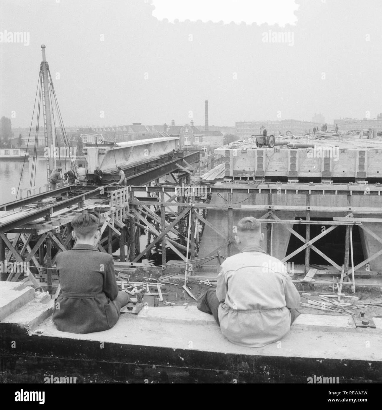 Aanbouw nieuwe Amstelbrug (inschuiven legger su weg), Bestanddeelnr 934-5553. Foto Stock