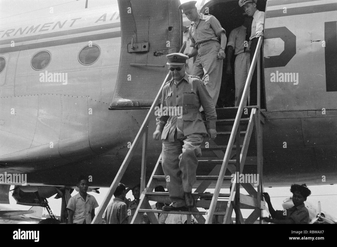 Aankomst Batavia generaal Kruls verlaat het vliegtuig op vliegveld Kemajoran , Bestanddeelnr 4339. Foto Stock