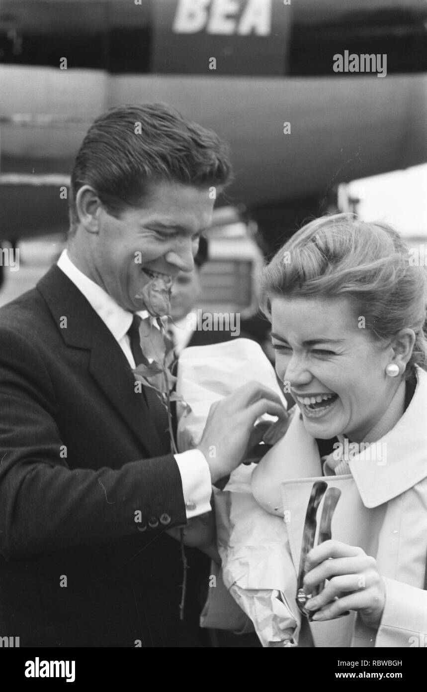 Aankomst Dolores Hart en Stephen Boyd . Op het piattaforma, Bestanddeelnr 912-6013. Foto Stock