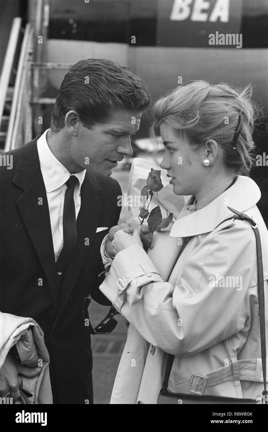 Aankomst Dolores Hart en Stephen Boyd . Op het piattaforma, Bestanddeelnr 912-6014. Foto Stock