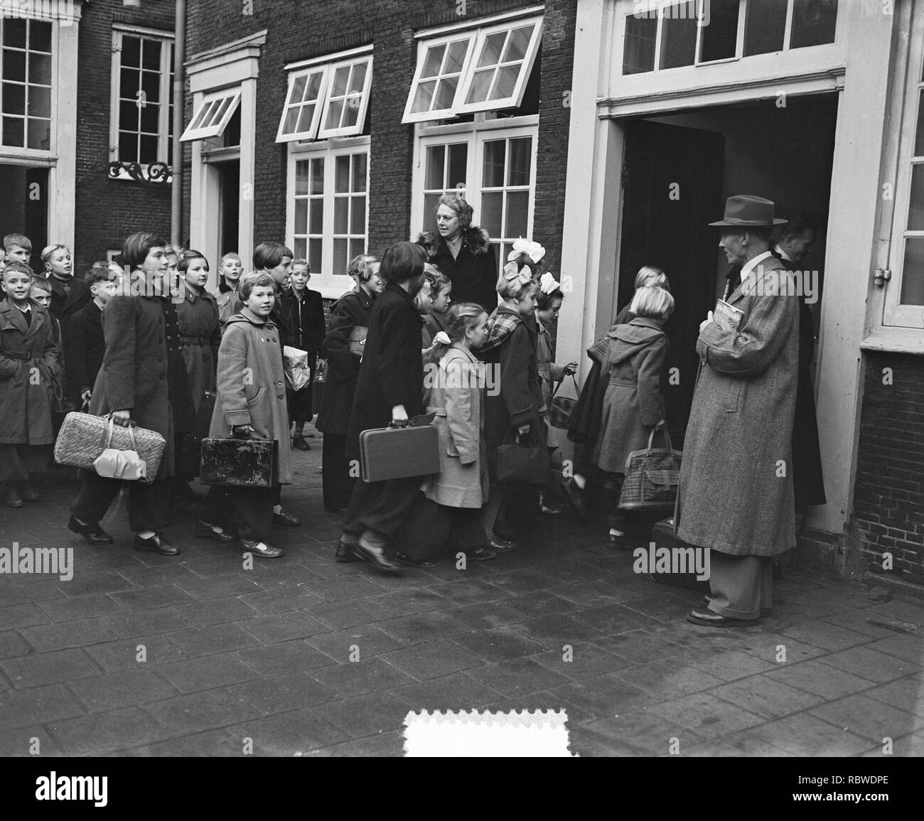 Aankomst kinderen uit Schouwen Duiveland in Amsterdam, Bestanddeelnr 906-1199. Foto Stock