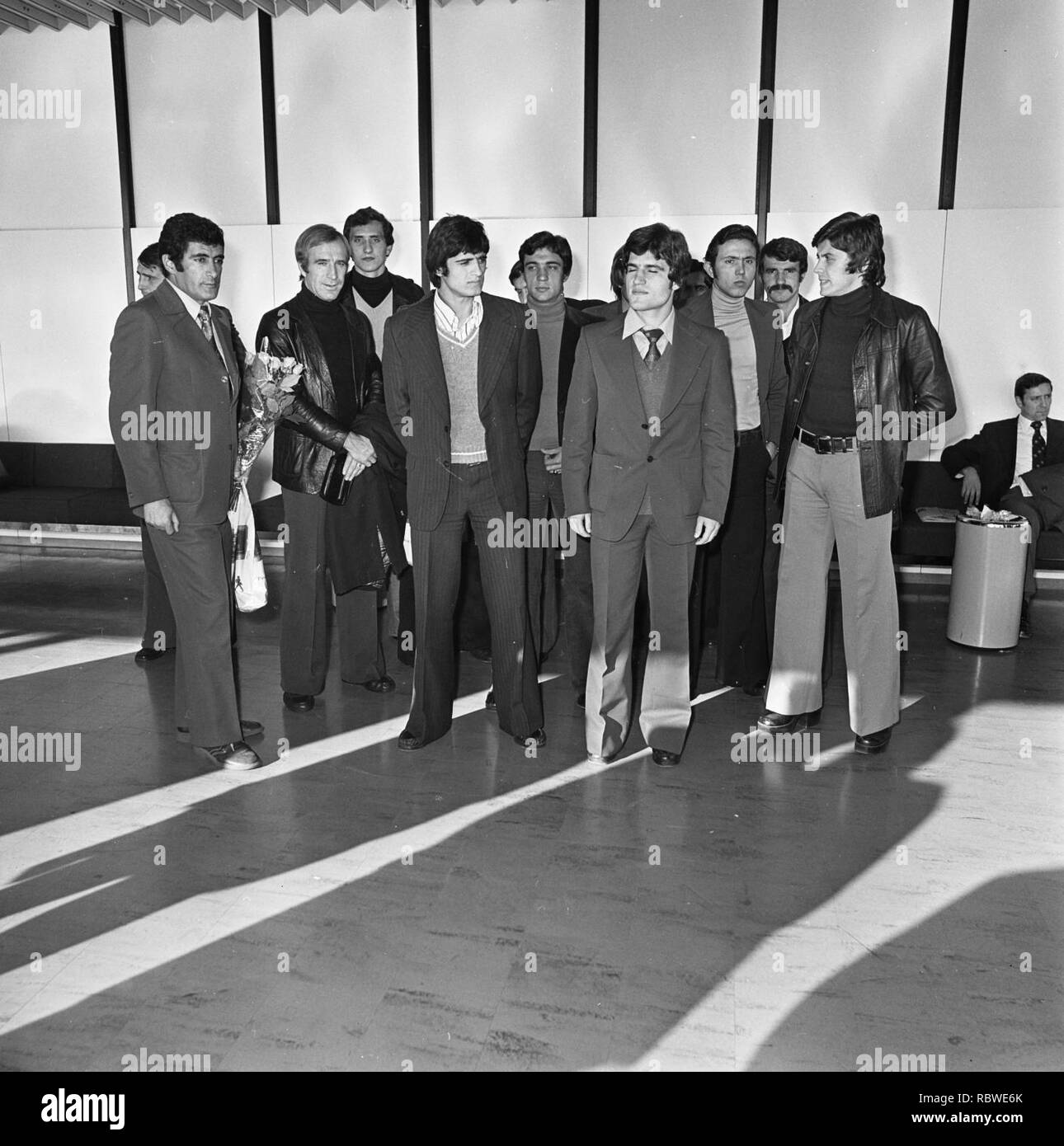 Aankomst Levski Spartak op Schiphol, trainer Voutcov (l) en spelers, Bestanddeelnr 929-4174. Foto Stock