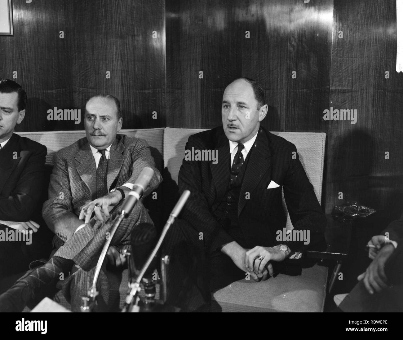 Aankomst ministro lun op Schiphol. Tijdens de persconferentie, Bestanddeelnr 913-0912. Foto Stock