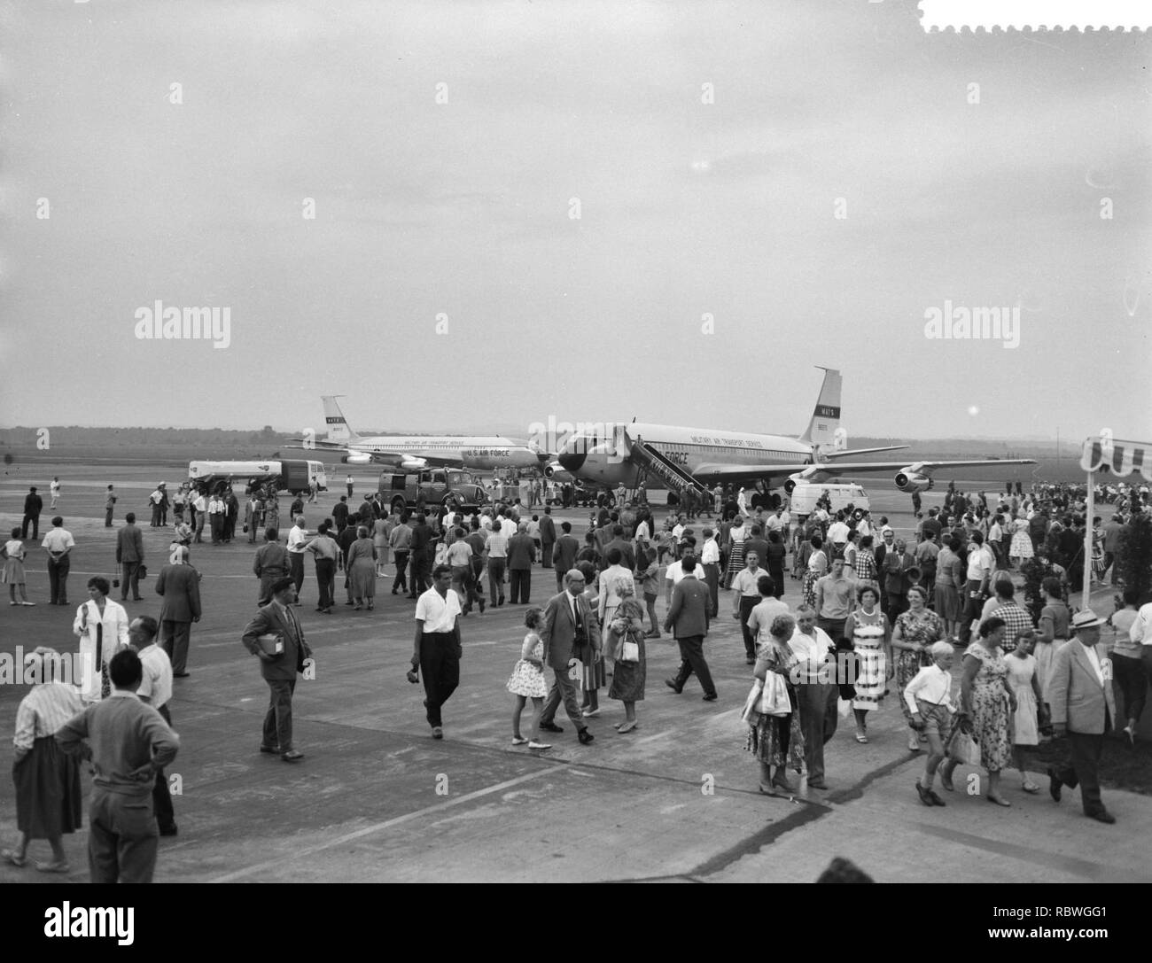 Aankomst Presidente Eisenhower te Bonn, belangstelling voor het vliegtuig van Eis, Bestanddeelnr 910-6289. Foto Stock