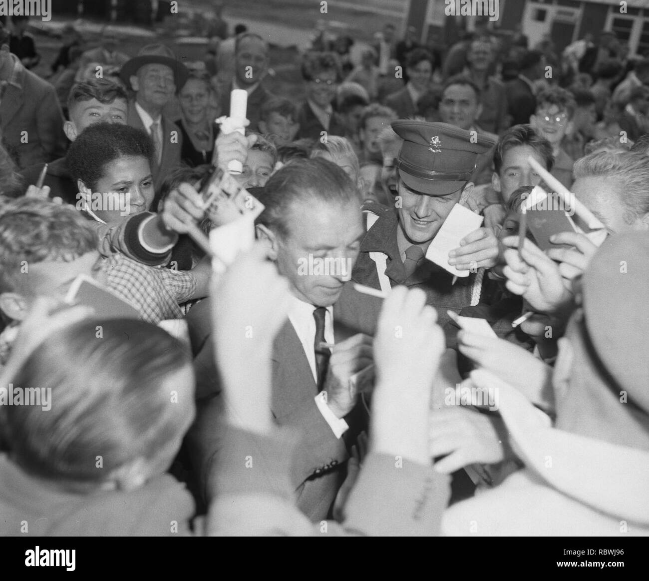 Aankomst Stanley Matthews op Geeft Zestienhoven handtekeningen, Bestanddeelnr 908-8628. Foto Stock