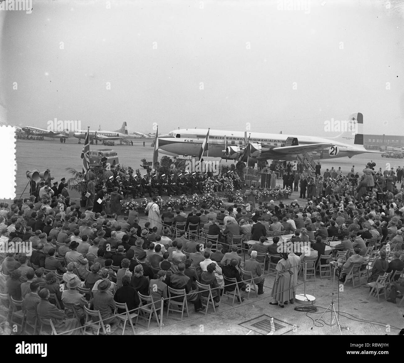 Aankomst van de DC 6A Liftmaster Ir. A. Damme op Schiphol, terug van de Londra, Bestanddeelnr 906-0551. Foto Stock