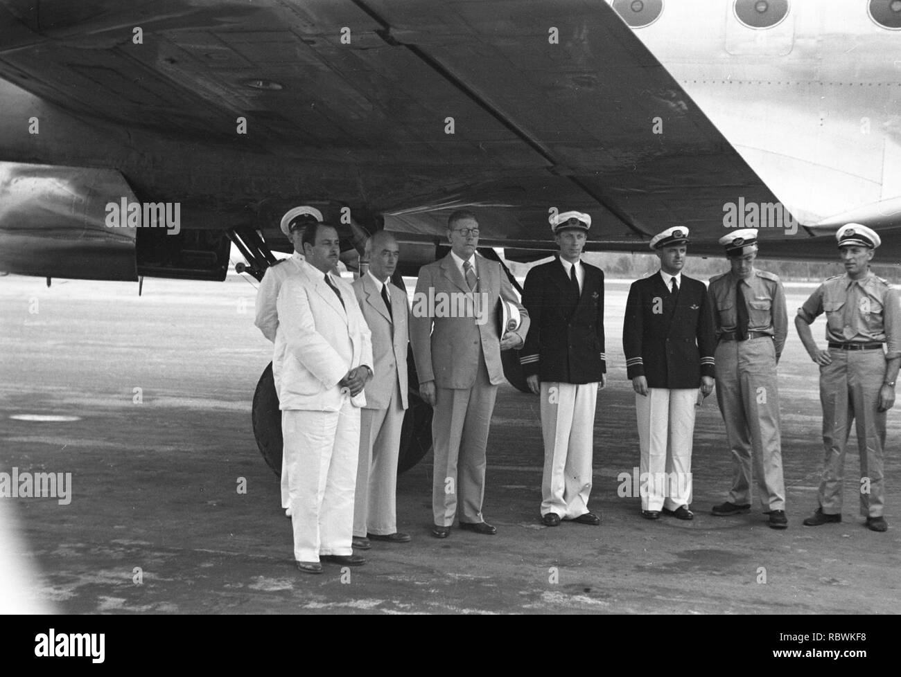 Aankomst van het eerste vliegtuig van de KLM in West-Indie. De gezagvoerder op d, Bestanddeelnr 901-5527. Foto Stock