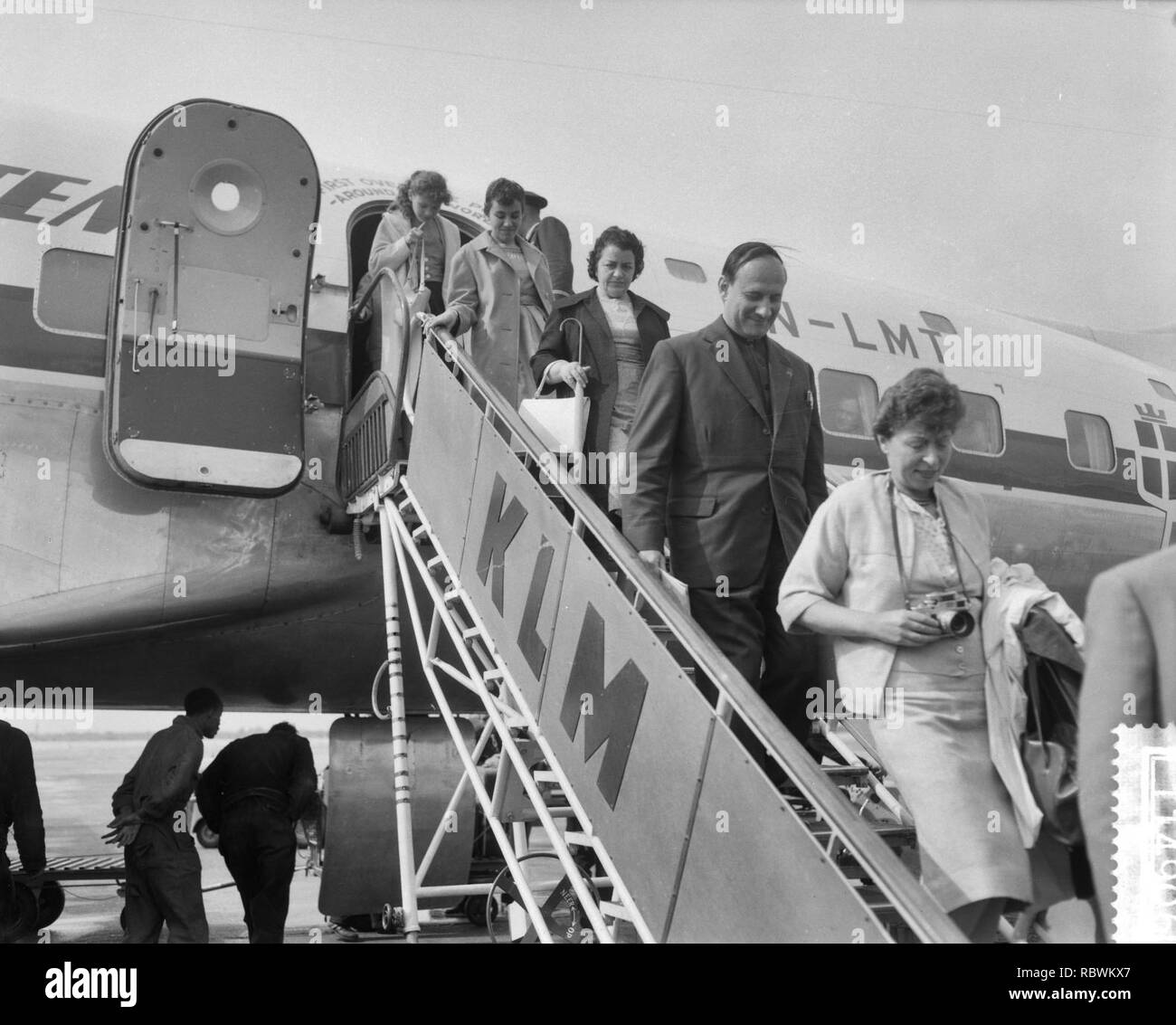 Aankomst van Pater Pire op Schiphol, Pater Pire verlaat het vliegtuig, Bestanddeelnr 911-4906. Foto Stock