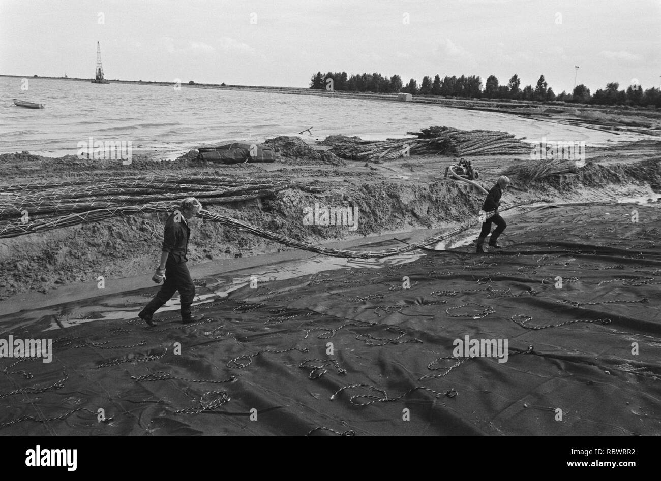 Aanleg Nieuwe Dijk bij voormalig eiland Marken aanbrengen bundel wilgenhout op , Bestanddeelnr 933-7312. Foto Stock