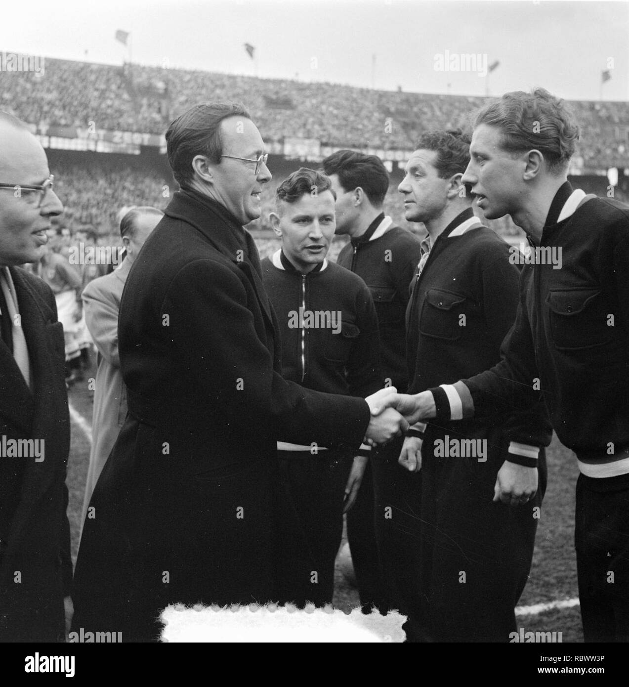 Aanvoerder Abe Lenstra stelt de spelers voor aan Prins Bernhard, Bestanddeelnr 905-5879. Foto Stock