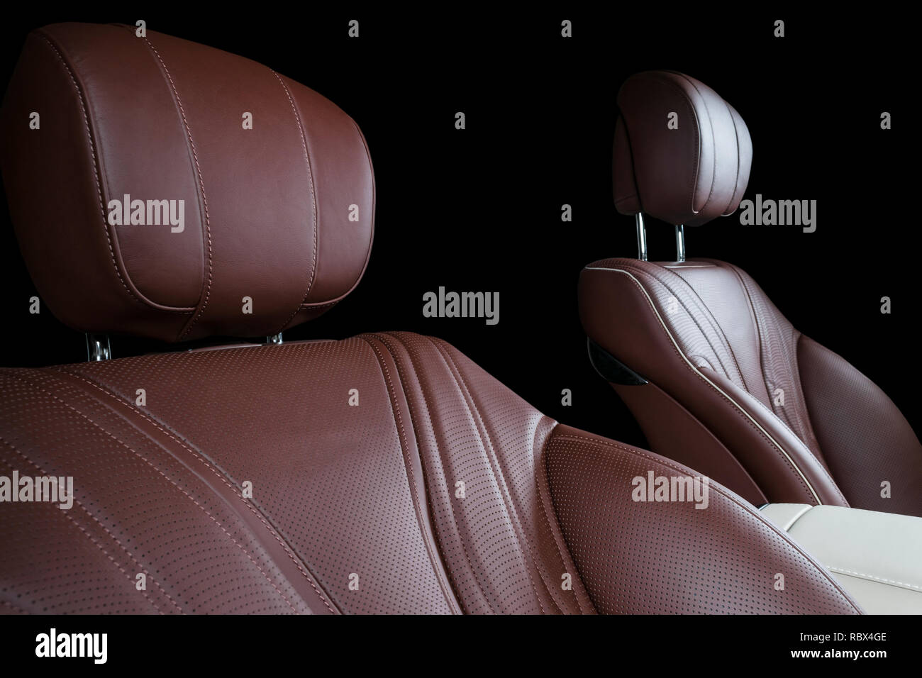 Moderne auto di lusso all'interno. Interno del prestige auto moderna. Comodi posti a sedere in pelle. Rosso e bianco in pelle traforata. Auto moderna dettagli interni Foto Stock