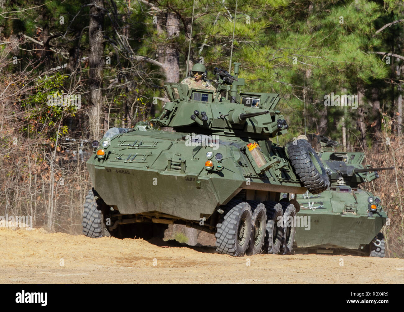 Paracadutisti dal 1° Brigata Team di combattimento, ottantaduesima Airborne Division, preparare per caricare il ponte durante un divario umido attraversando esercizio utilizzando una piattaforma mobile di fuoco veicolo (MPF) a MacArthur Lago, Fort Bragg, N.C., Gen 9, 2019. Il veicolo MPF serve come forza di assalto in questa operazione. (U.S. Esercito foto di Sgt. Gin-Sophie De Bellotte) Foto Stock