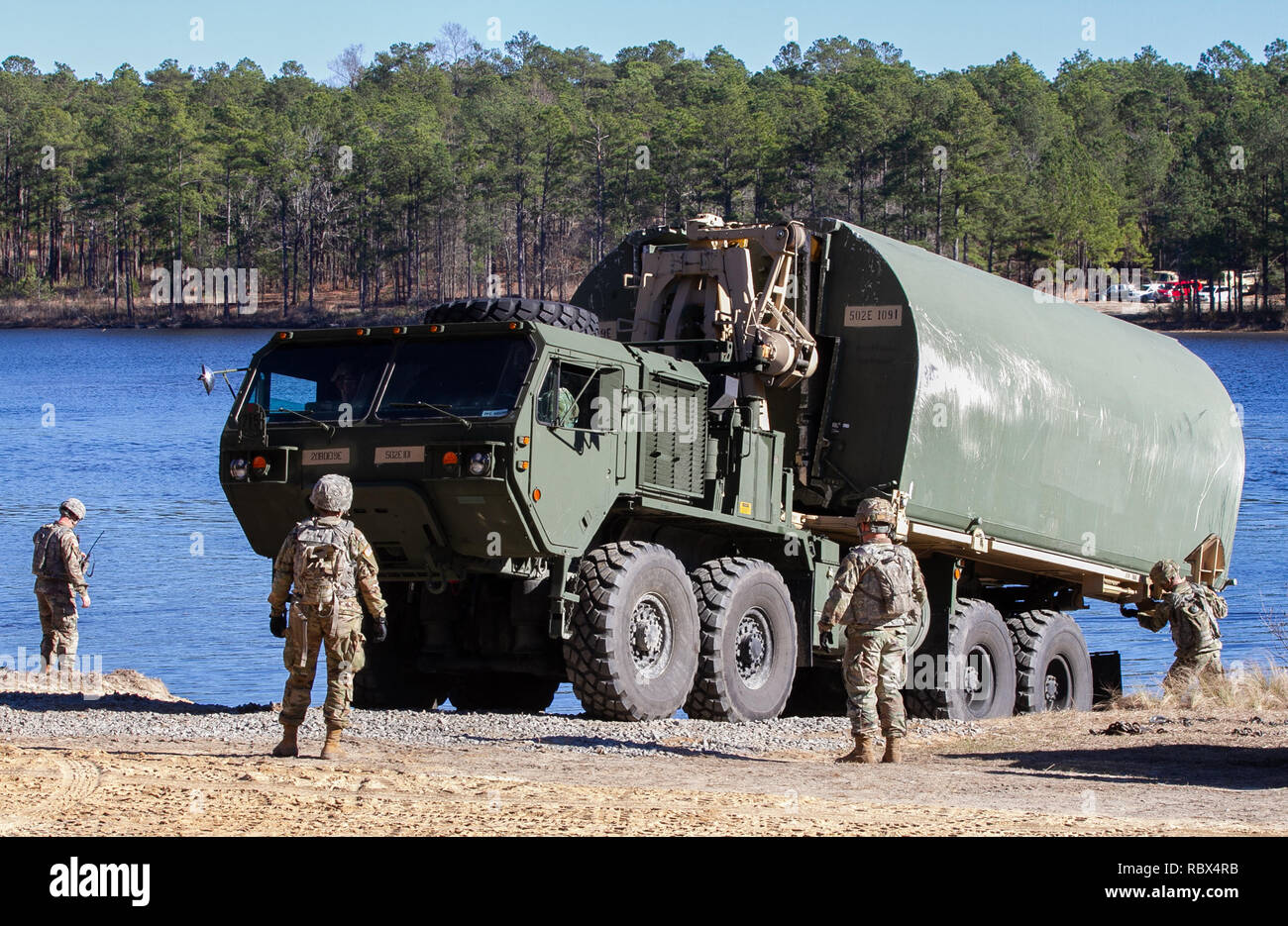 Soldati del 502nd multiruolo Società di Bridging, ingegnere xix battaglione, abbassato di un segmento di nastro bridge in acqua a MacArthur Lago, Fort Bragg, N.C. Gen 9, 2019. Ponti a nastro sono collegati insieme per formare un intero ponte attraverso il corpo di acqua. (U.S. Esercito foto di Sgt. Gin-Sophie De Bellotte) Foto Stock