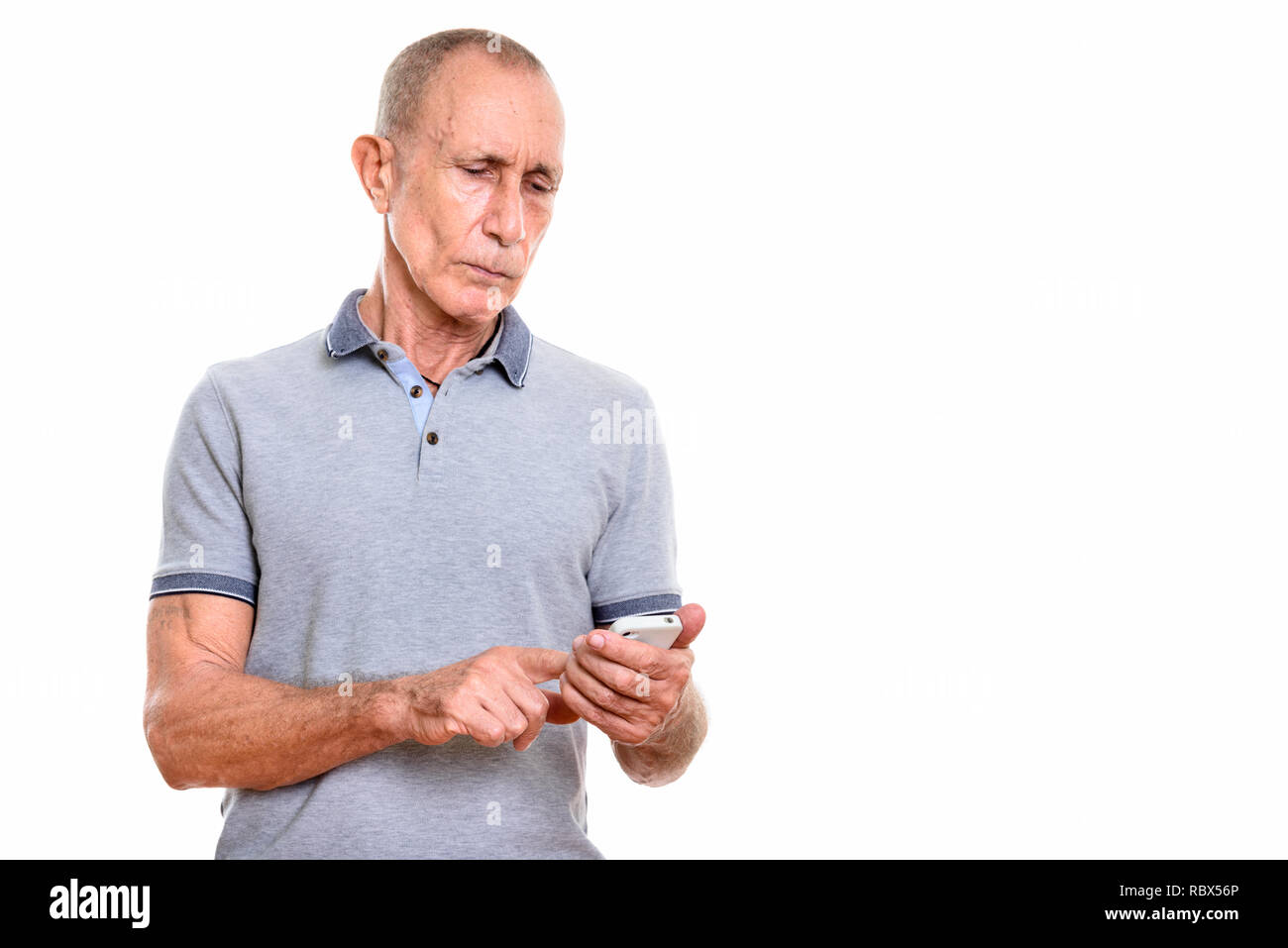 Studio shot di senior uomo utilizzando il telefono cellulare Foto Stock