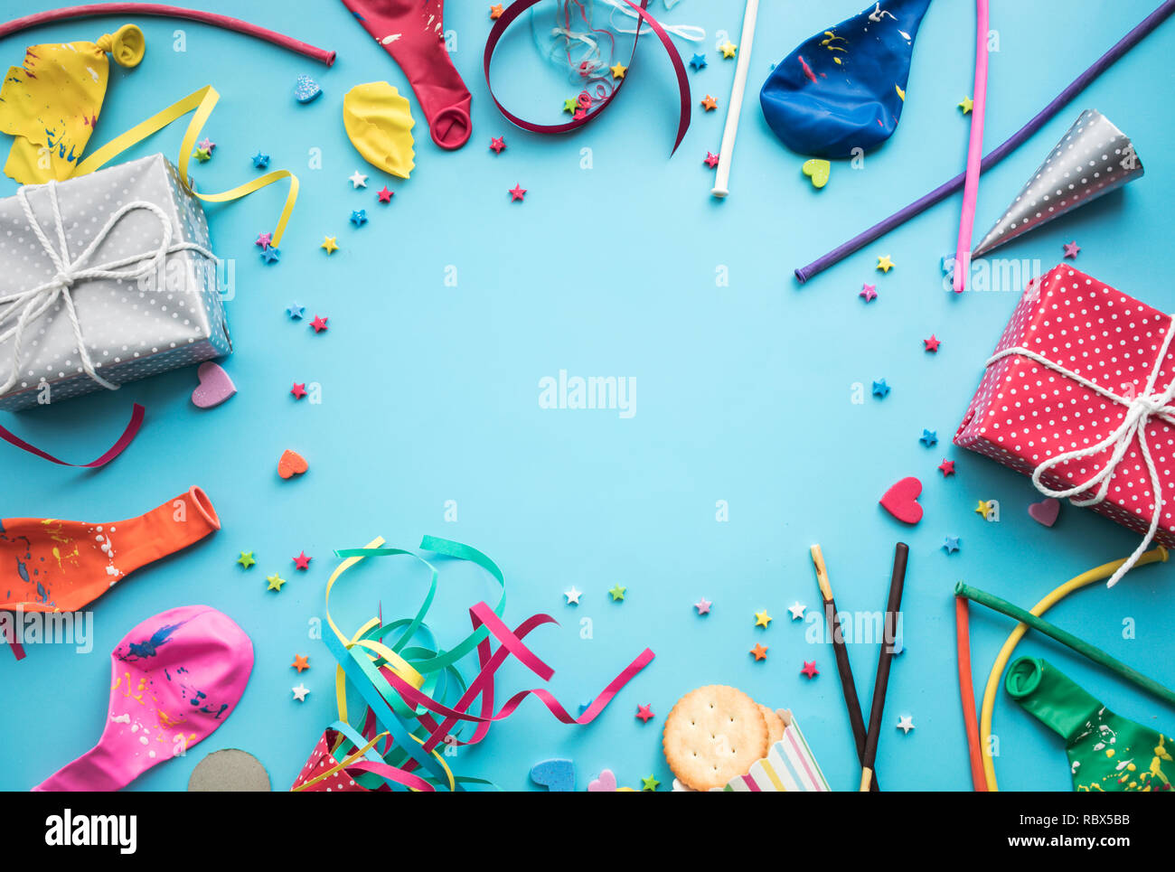 Celebrazione,parte concetti sfondi idee con elemento colorato,box regalo presente,coriandoli,balloon.Flat laici del modello di progettazione Foto Stock