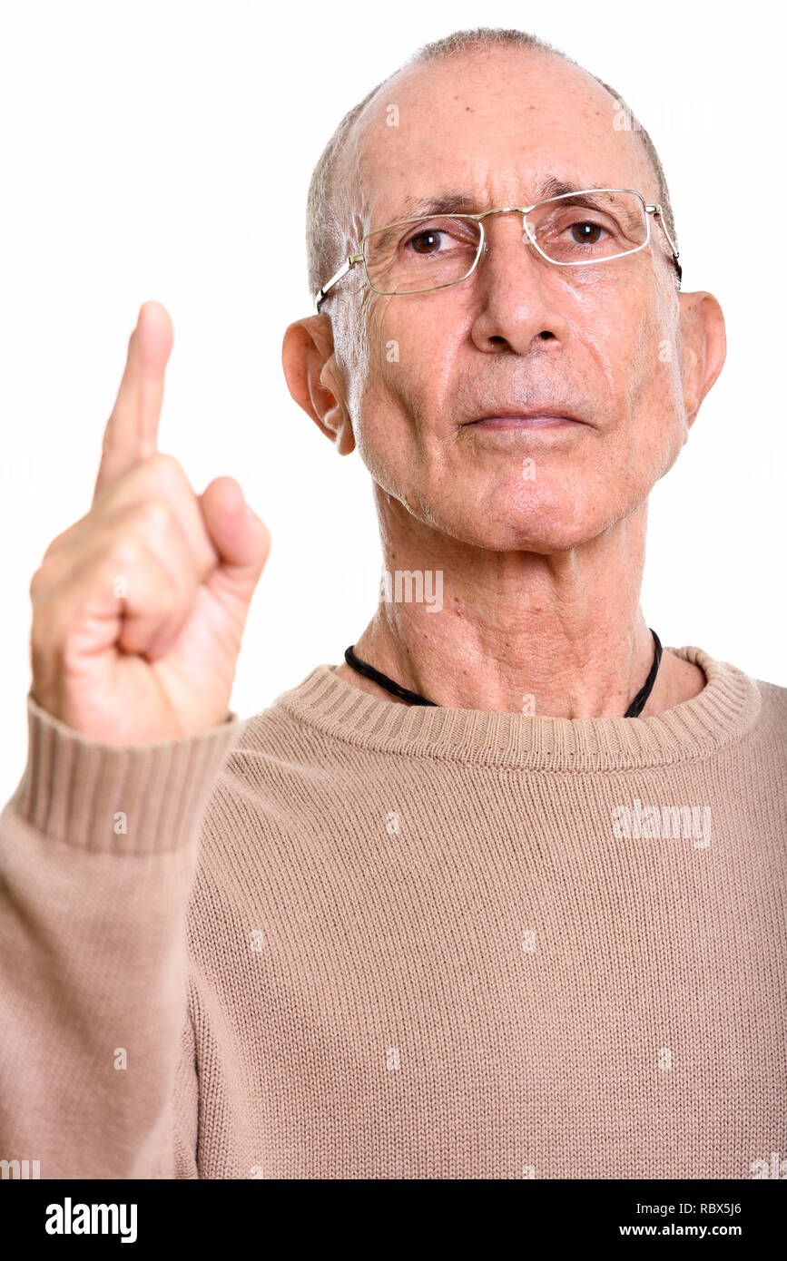 Volto di uomo senior indossando occhiali mentre puntare il dito fino Foto Stock