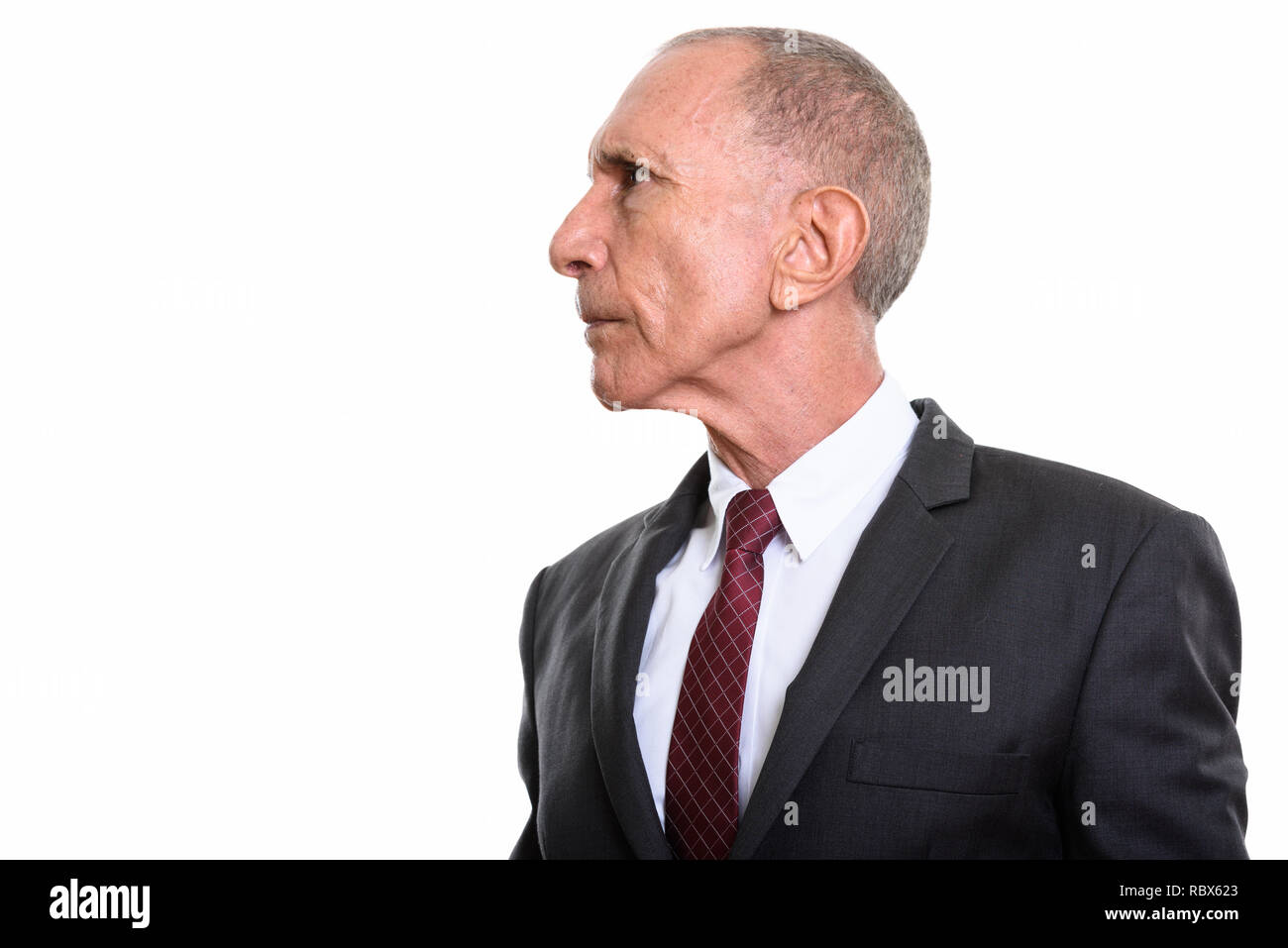 Vista di profilo di imprenditore senior isolata contro uno sfondo bianco Foto Stock