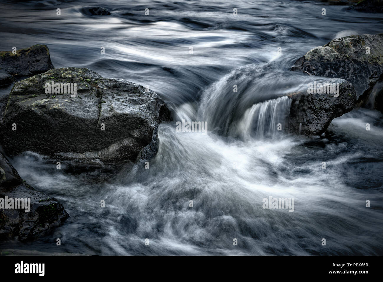 L'acqua che scorre sulle rocce Foto Stock
