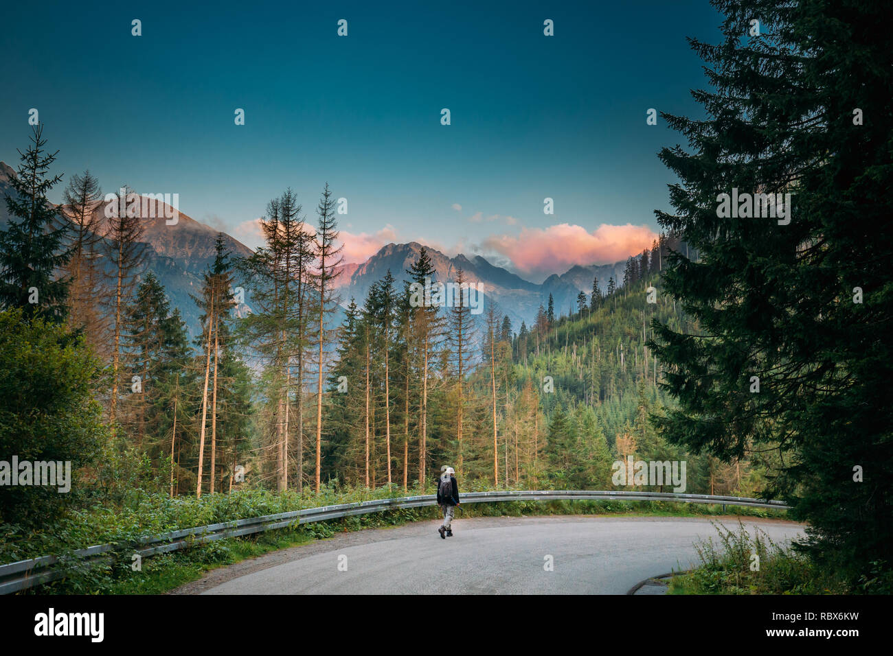 Parco nazionale dei Alti Tatra, Polonia - 29 agosto 2018: Turistica la gente camminare sulla strada In estate nei monti Tatra paesaggio forestale. Bella vista panoramica di Sun Foto Stock
