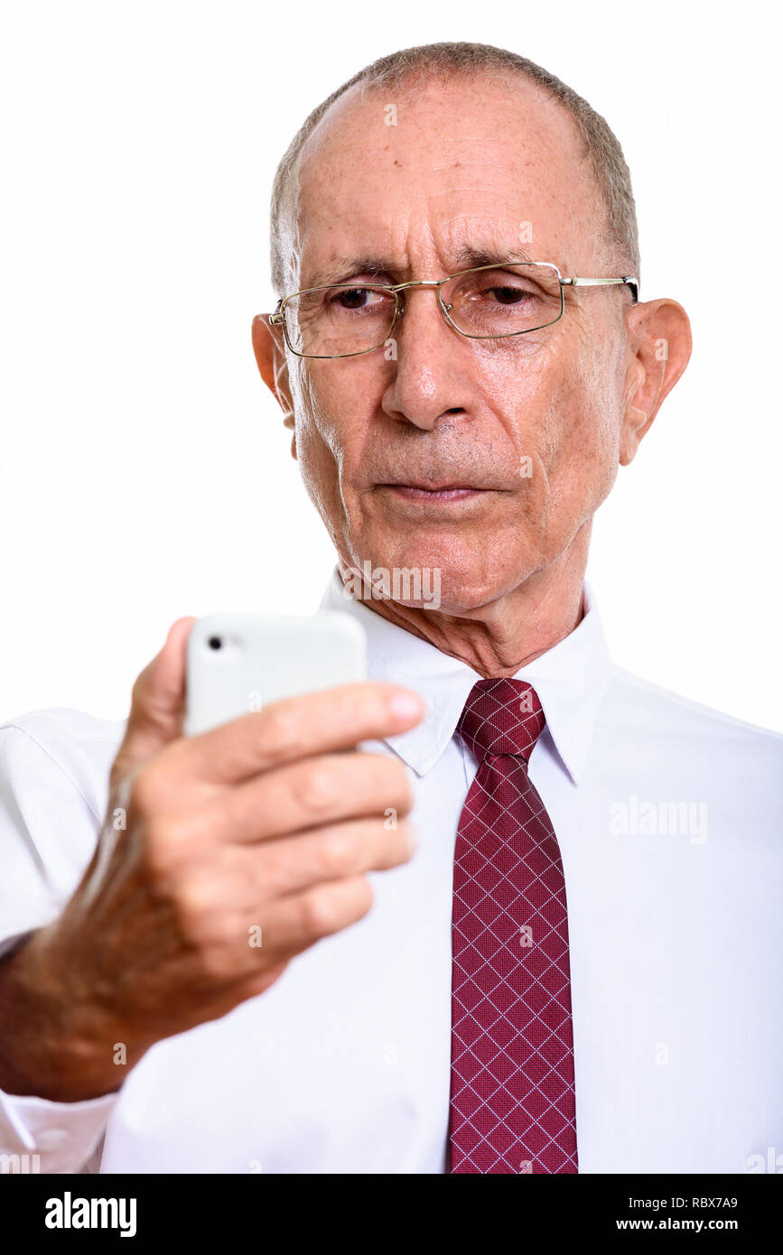 Faccia di imprenditore senior tenendo il telefono cellulare Foto Stock