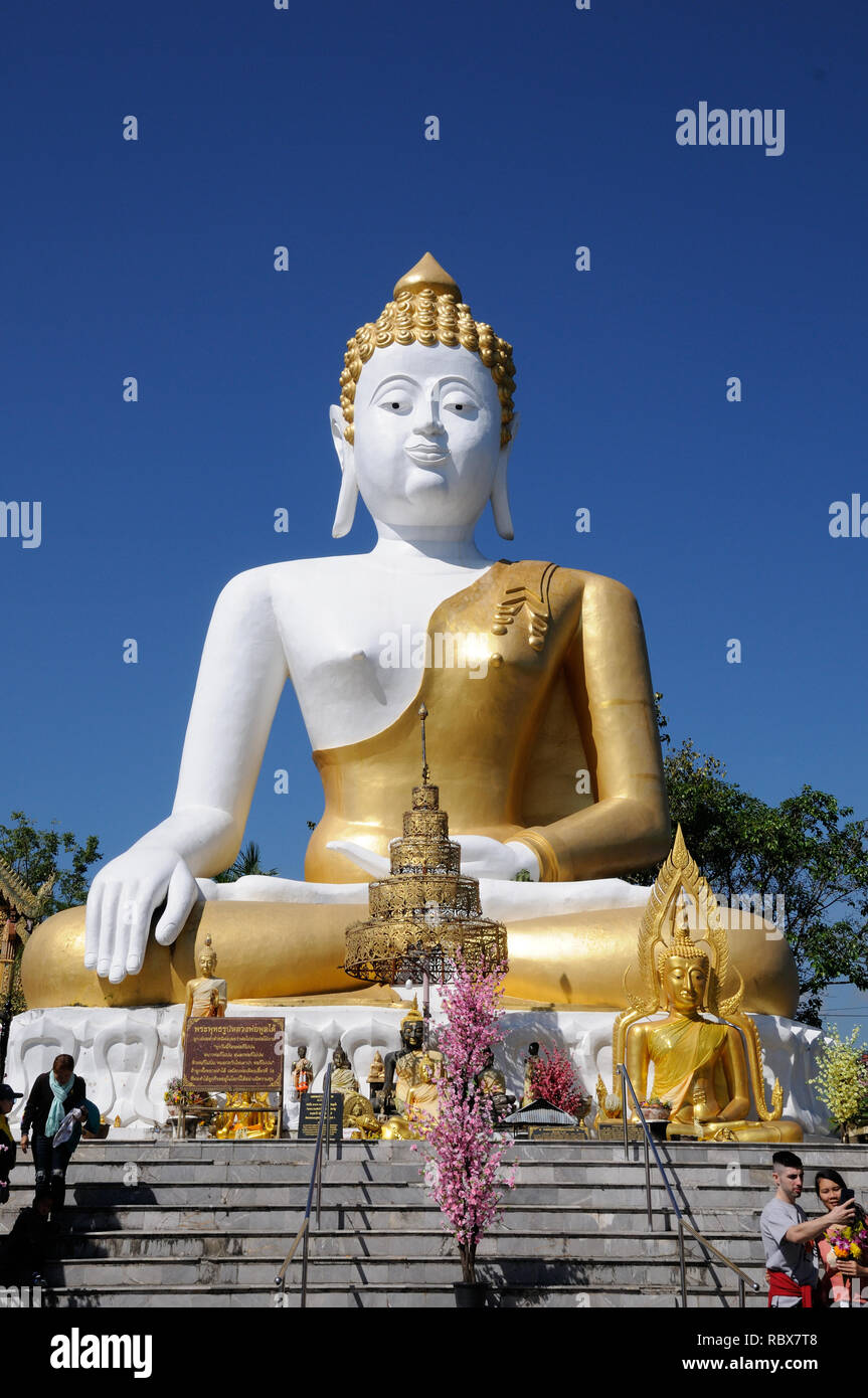 Statua gigante del Buddha seduto a Wat Phra That Doi Kham, Chiang mai, Thailandia Foto Stock