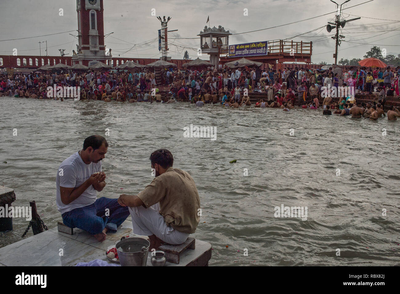 Persone preda e prende un bagno nel sacro Fiume Gange, Haridwar, India Foto Stock