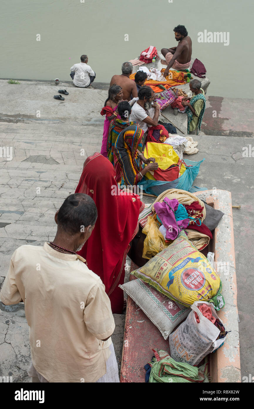 Persone preda e prende un bagno nel sacro Fiume Gange, Haridwar, India Foto Stock