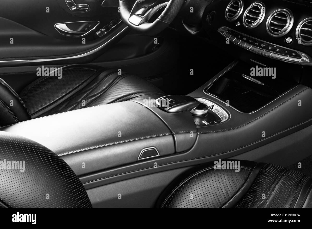 Moderne auto di lusso all'interno. Interno del prestige auto moderna. Comodi posti a sedere in pelle. In pelle traforata cockpit. Volante e sul cruscotto. automa Foto Stock