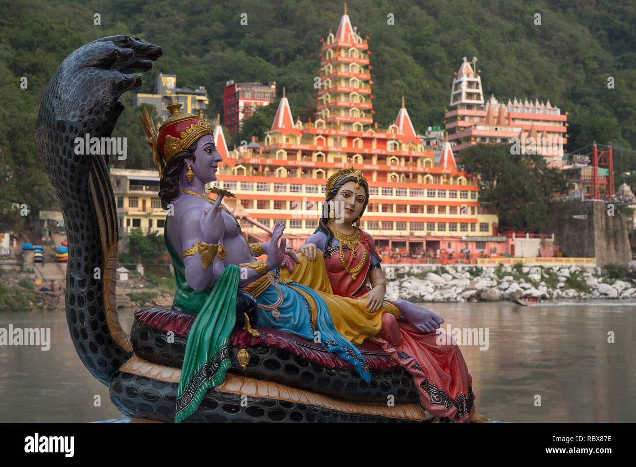 Statue religiose lungo il Gange fiume santo a Rishikesh, India Foto Stock