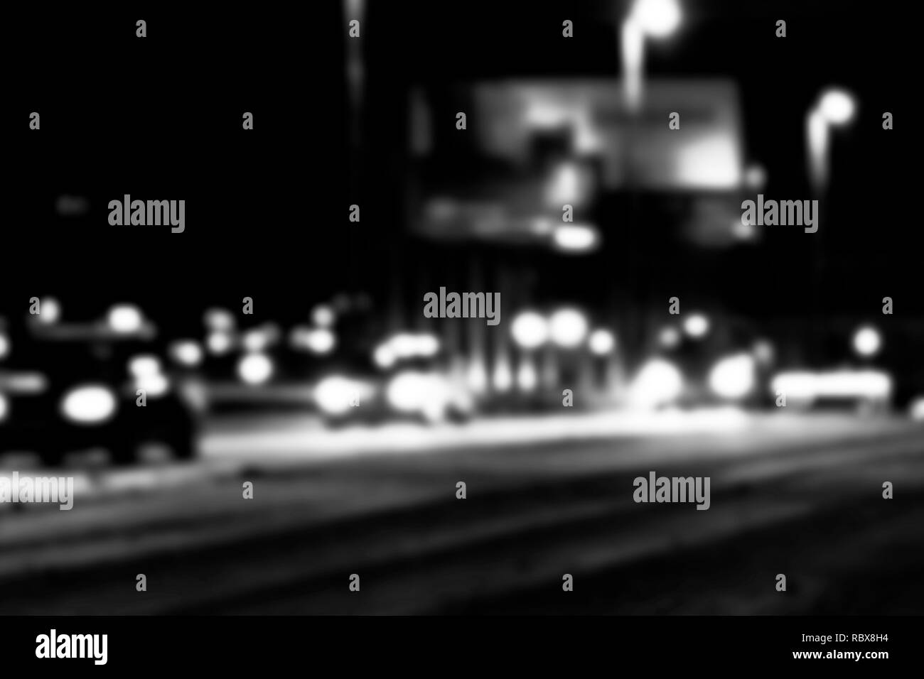 La città di notte vista in blur. Velocità città semaforo foto sfocate. La vita di strada bokeh di fondo dell'immagine. Street con il traffico e le automobili immagine sfocati. Strada in grande ci Foto Stock
