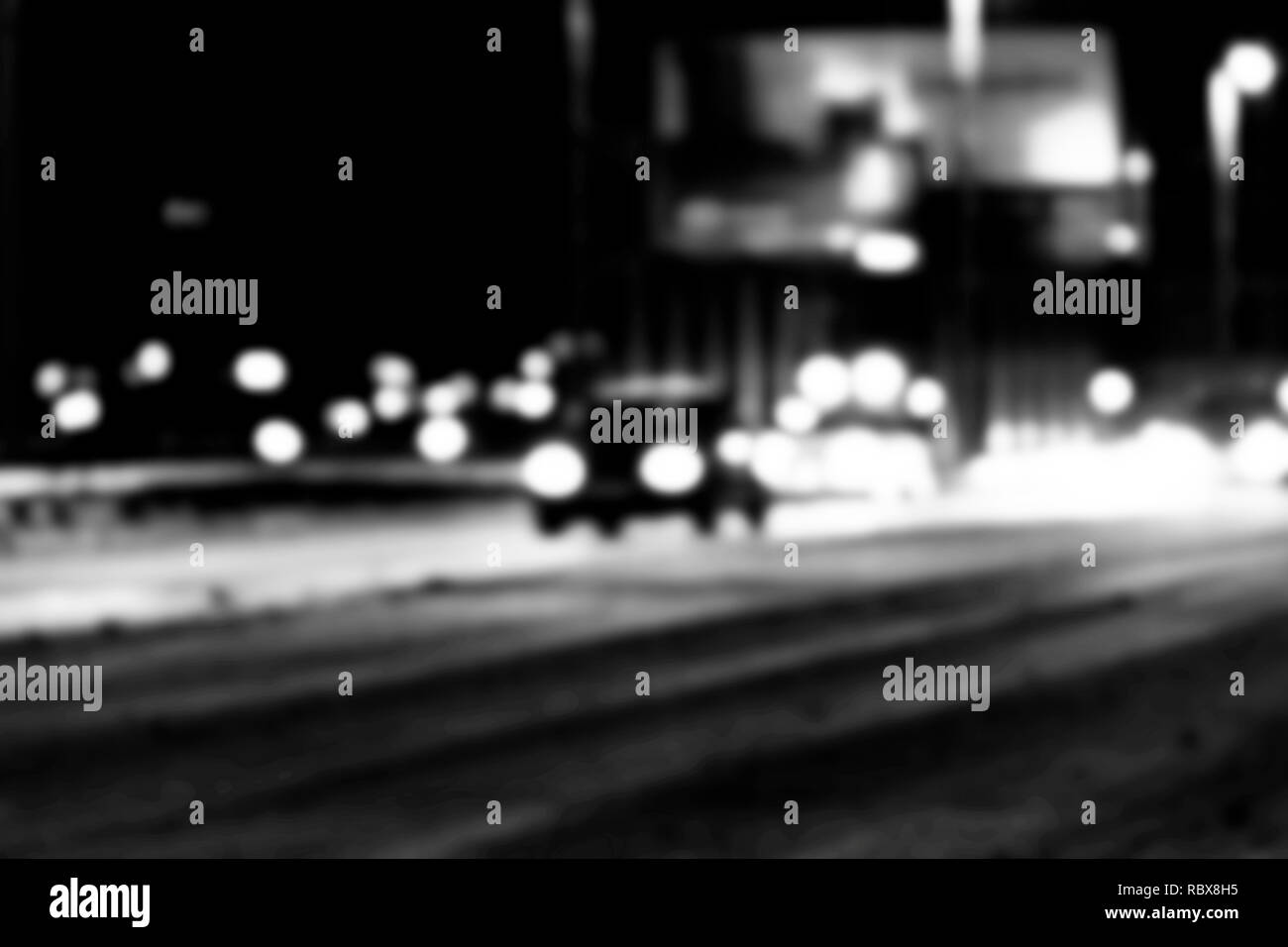 La città di notte vista in blur. Velocità città semaforo foto sfocate. La vita di strada bokeh di fondo dell'immagine. Street con il traffico e le automobili immagine sfocati. Strada in grande ci Foto Stock