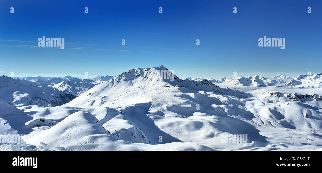 Bellissima vista sulle Alpi innevate francese montagna picco unde cielo blu Foto Stock