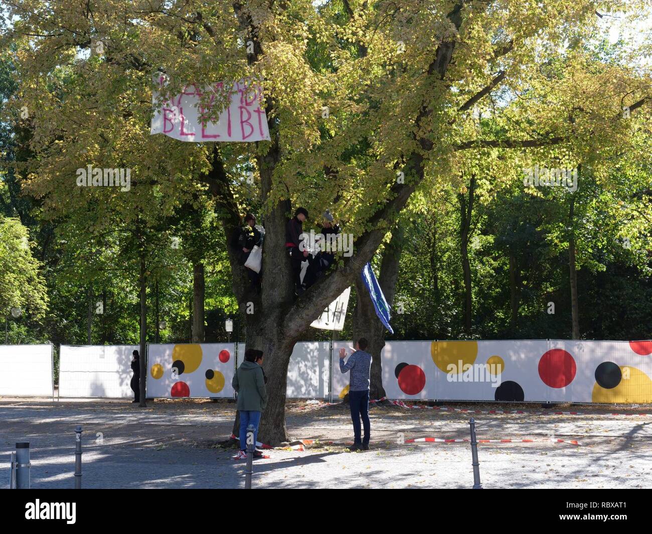 Attivisti su un albero accanto all'edificio Reichtstag 02. Foto Stock