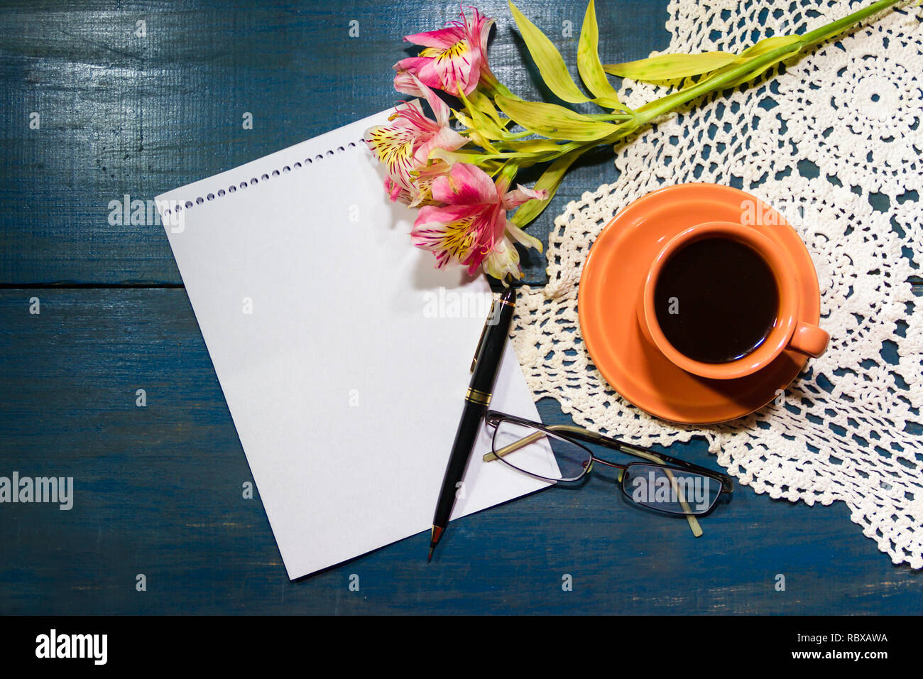 Tazza di caffè con fiori e nota con posto per il testo Foto Stock