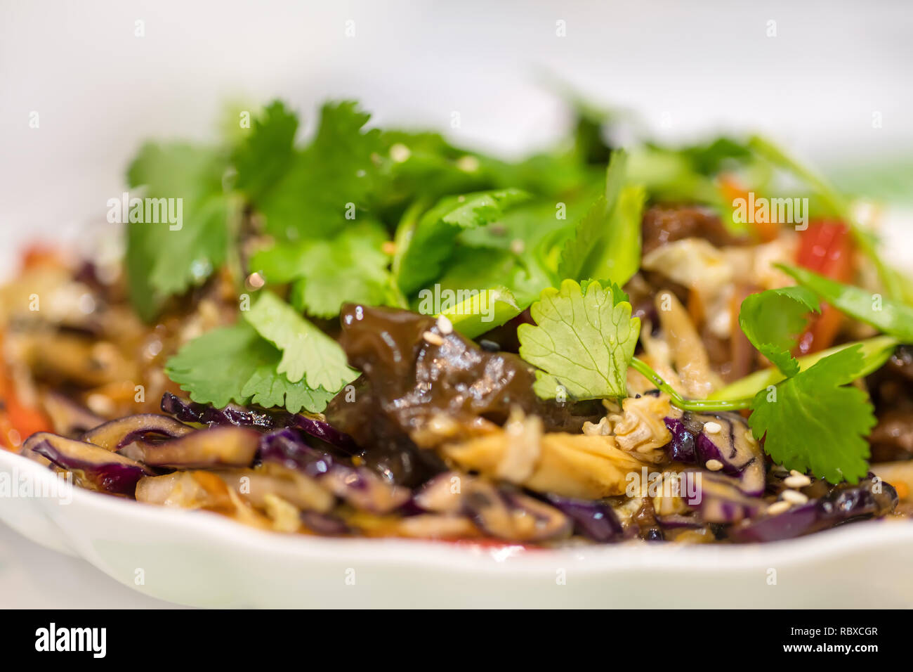 Speziata insalata calda con arrosti di carne, verdure e funghi. Sud est asiatico il cibo. Messa a fuoco selettiva. Foto Stock