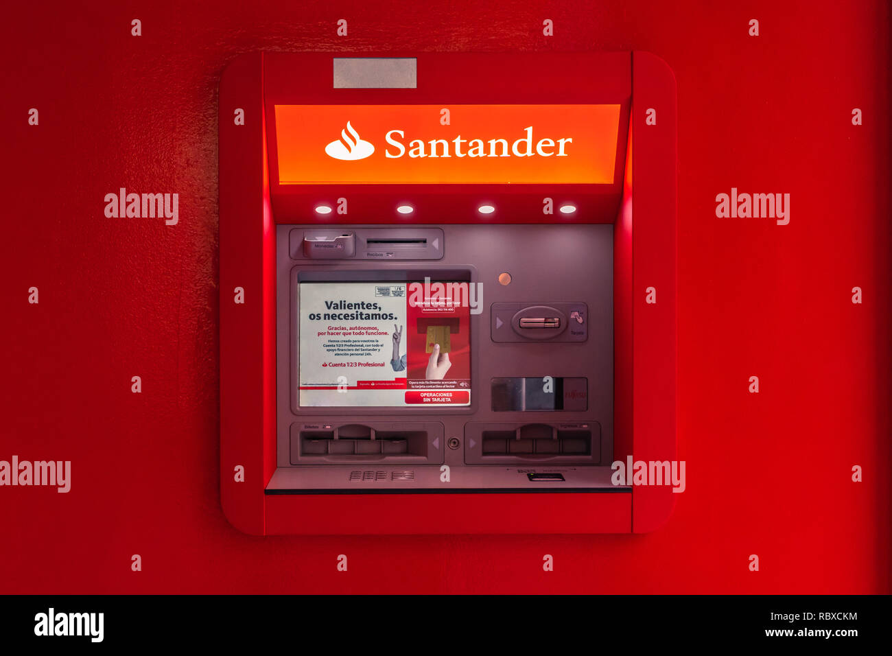 ATM della banca di Santander, una delle più grandi banche spagnole. Prelievo  contanti da ATM in Spagna. Sullo schermo carte di credito diversi nomi, Visa,  Maestro Foto stock - Alamy